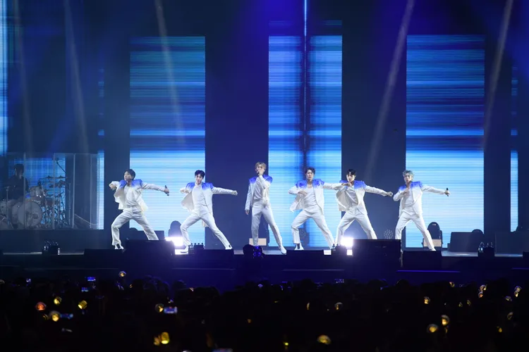 南優鉉（左起）、李成種、金聖圭、李成烈、L、張東雨展現「刀群舞」。D-SHOW提供