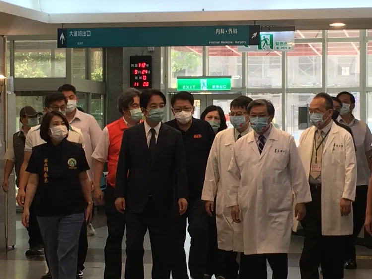 副總統賴清德到屏東多家醫院慰問傷患，並探視殉職消防隊員跟罹難的員工。翻攝畫面