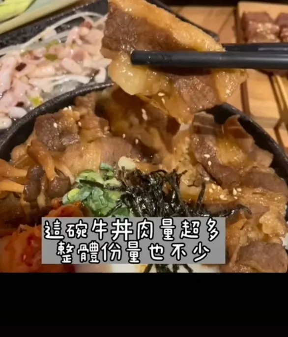 「容燒居酒屋」消夜美食餐點豐富。TikTok：littlegirl_eatfood / IG：littlegirl_eatfood 提供