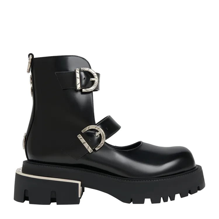 心臟鉚釘厚底靴，4190元。品牌提供