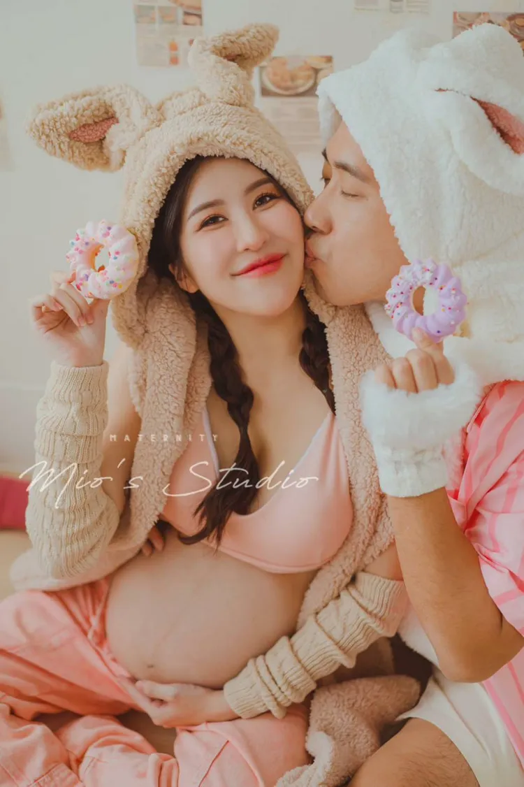 余祥銓（右）和柔柔日前拍孕婦寫真，留做紀念。「全女性攝影團隊Mio’s Studio」總監Mio提供