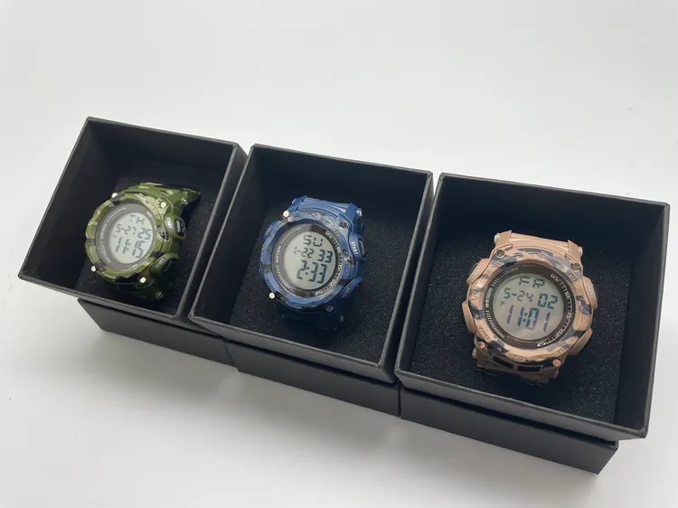 中市府贈送的志願役迷彩電子錶，陸海空軍各有不同。市府提供