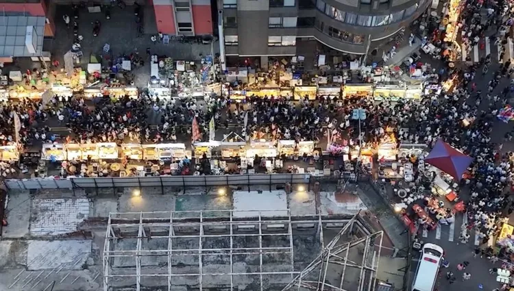 苗栗縣苑裡鎮市場每年農曆7月29日都會舉行「鬼門關夜市」，今年規模更甚以往，吸引大批人潮。民眾提供