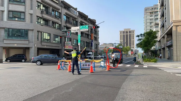 員警封鎖現場，並指揮人車。讀者提供