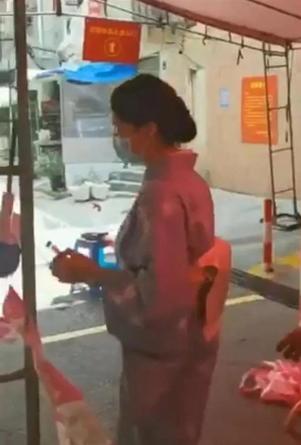 2021年8月廈門一名女子穿和服做核酸遭工作人員勸返。翻攝微博