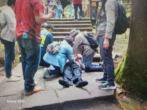 阿里山森林遊樂區傳出遊客昏迷 警消急抬下山!到院急救半小時仍不治