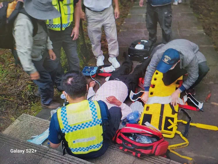 警消接手急救。讀者提供
