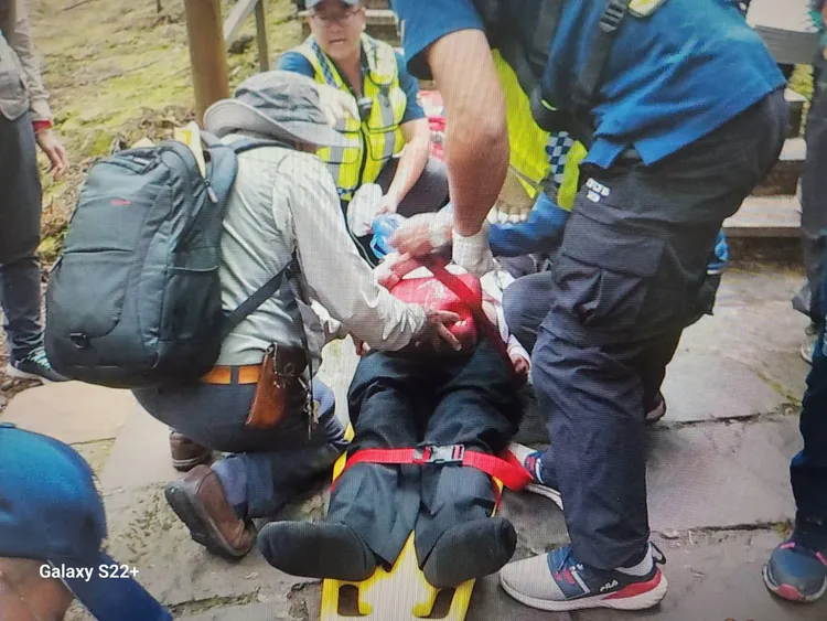 眾人將患者搬運下山。讀者提供