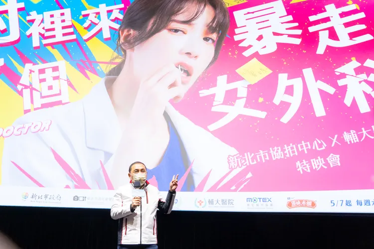新北市以行動支持影視產業 侯友宜市長歡迎劇組來新北拍片。新北新聞局提供