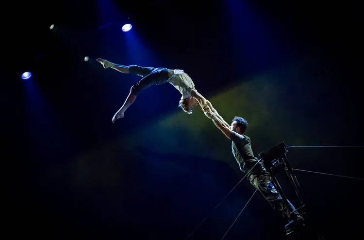 加拿大團隊「七手指特技劇場（Les 7 Doigts）」帶來《Passagers》。文化局提供