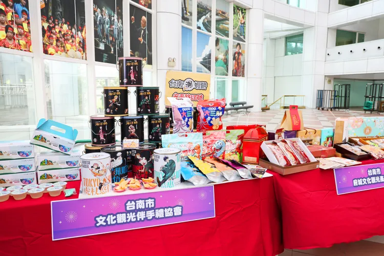 會場展出陳列台南許多伴手禮。市府提供