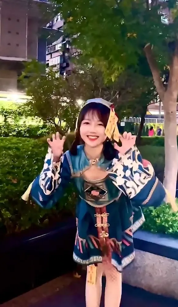 鬼門開扮演女鬼別嚇壞路人。IG@shelly0.0 提供
