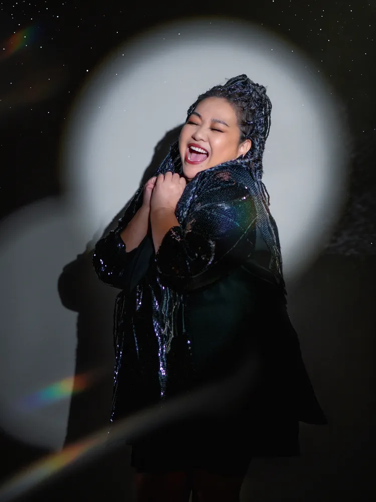 鍾欣凌為金鐘獎首次嚐試編了辮子頭。三立提供