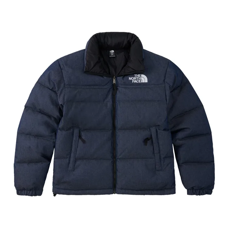 UE男款牛仔藍防潑水保暖兩面穿羽絨外套，1萬6380元。品牌提供