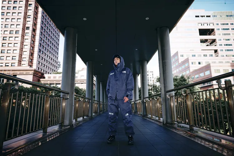 婁峻碩穿上GORE-TEX強力防水材質的丹寧服裝。品牌提供