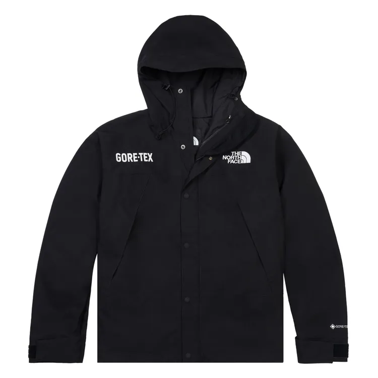 UE男款黑色防水透氣抽繩連帽衝鋒衣，1萬9880元。品牌提供