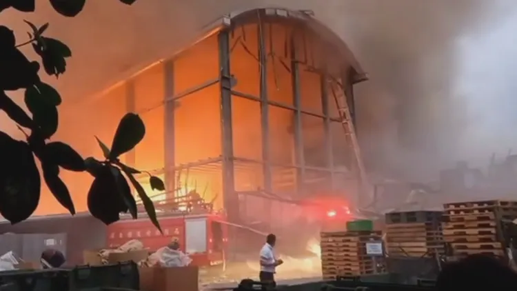 明揚國際公司工廠昨天傍晚發生火警意外，現場爆炸多次。翻攝自鄭榮貴臉書