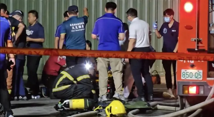 屏東科技產業園區一家工廠22日火警現場情況危急，傷患救出後由現場人員進行初步治療。（民眾提供）中央社
