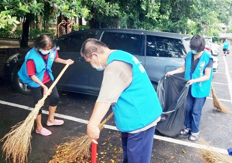 街友自主環境清消。社會局提供
