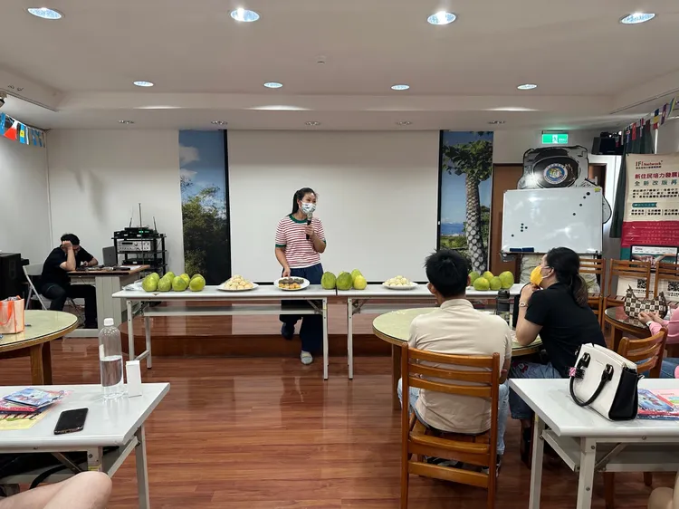 何雪艷女士講授中國各地的中秋節習俗與文化。翻攝畫面