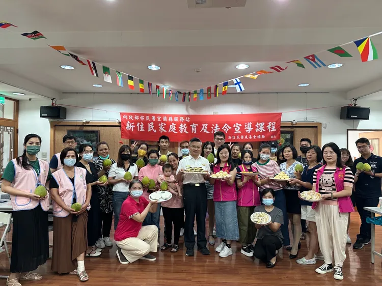 移民署宜蘭縣服務站與新住民關懷協會及新住民朋友們一起歡慶中秋節。翻攝畫面