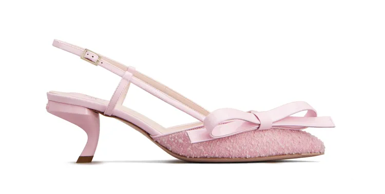 Roger Vivier Virgule Bow粉紅毛呢蝴蝶結逗號跟鞋，4萬9000元。品牌提供