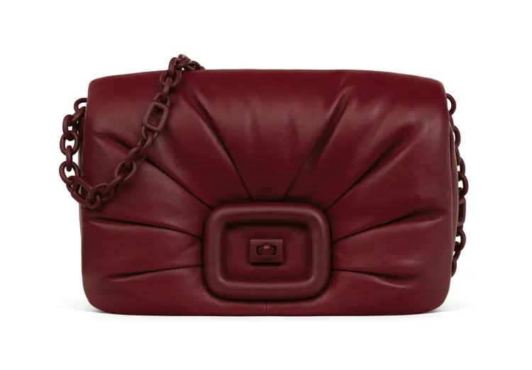 Roger Vivier Viv Choc Me波爾多紅肩背包，15萬元。品牌提供