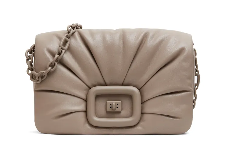 Roger Vivier Viv Choc Me石英灰肩背包，15萬元。品牌提供