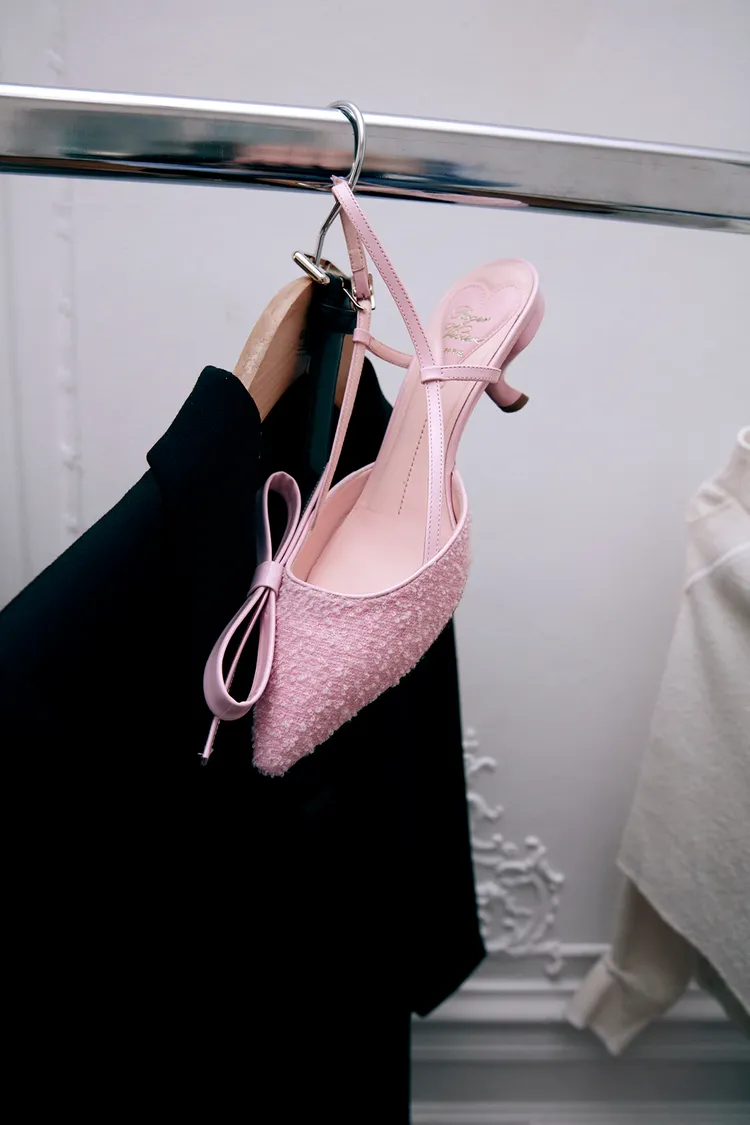 本季推出綴以蝴蝶結的Virgule內彎逗號鞋。品牌提供