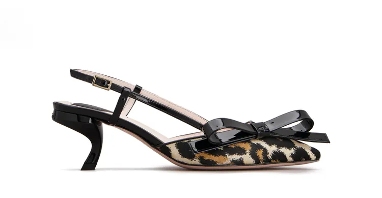 Roger Vivier Virgule Bow豹紋蝴蝶結逗號跟鞋，4萬9000元。品牌提供