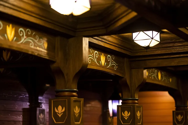 園區真實地呈現冰雪皇宮與冰雪裝飾等元素。香港迪士尼樂園提供