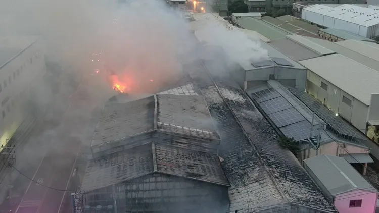 龍井木材回收工廠大火。民眾提供