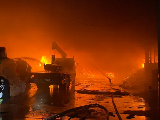 台中龍井木材工廠暗夜大火 800坪廠房燒光光