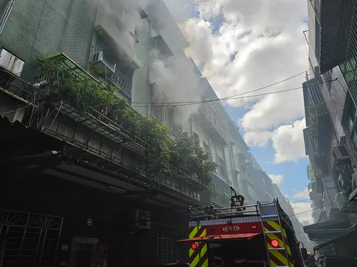 三重舊公寓火警!50警消灌救 民眾倉皇逃出無人傷亡