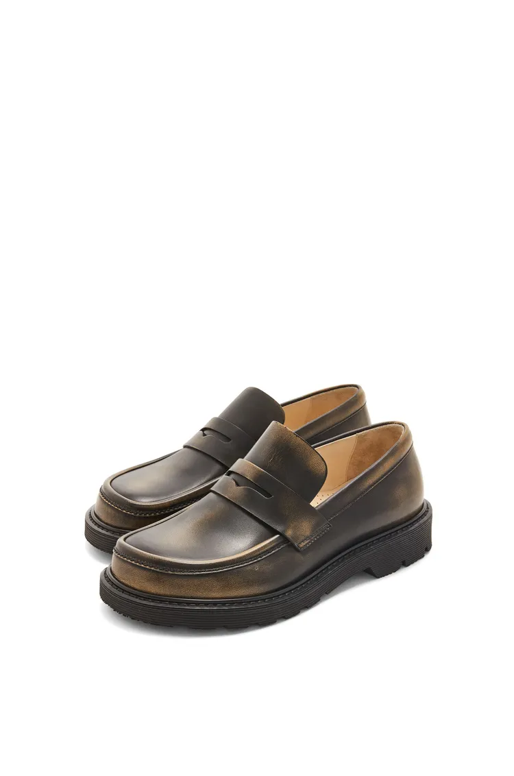 橄欖綠牛皮樂福鞋，3萬5000元。品牌提供