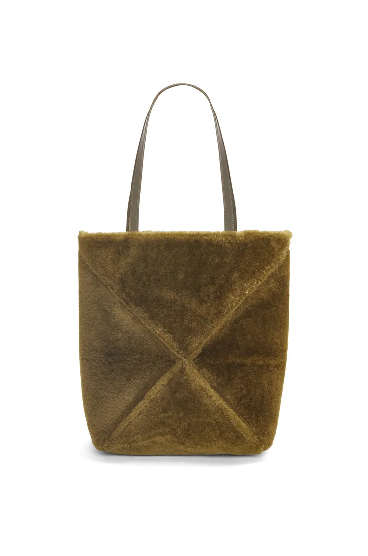 Puzzle Fold橄欖綠羊毛肩背托特包，7萬7000元。品牌提供