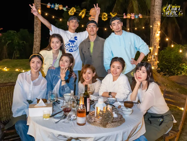 楊謹華（左前起）、Selina、陳意涵、林心如、郭雪芙、任容萱（左起後）、朱軒洋、陳昊森、章廣辰等一起出外景。TVBS提供