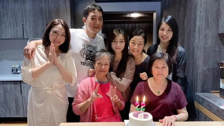 方文琳曾與于冠華及其現任老婆同框。翻攝齊薇臉書