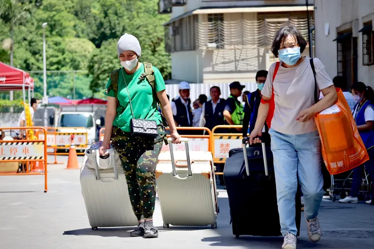 大直街倒塌棟重災戶回屋取物。資料照，林林攝