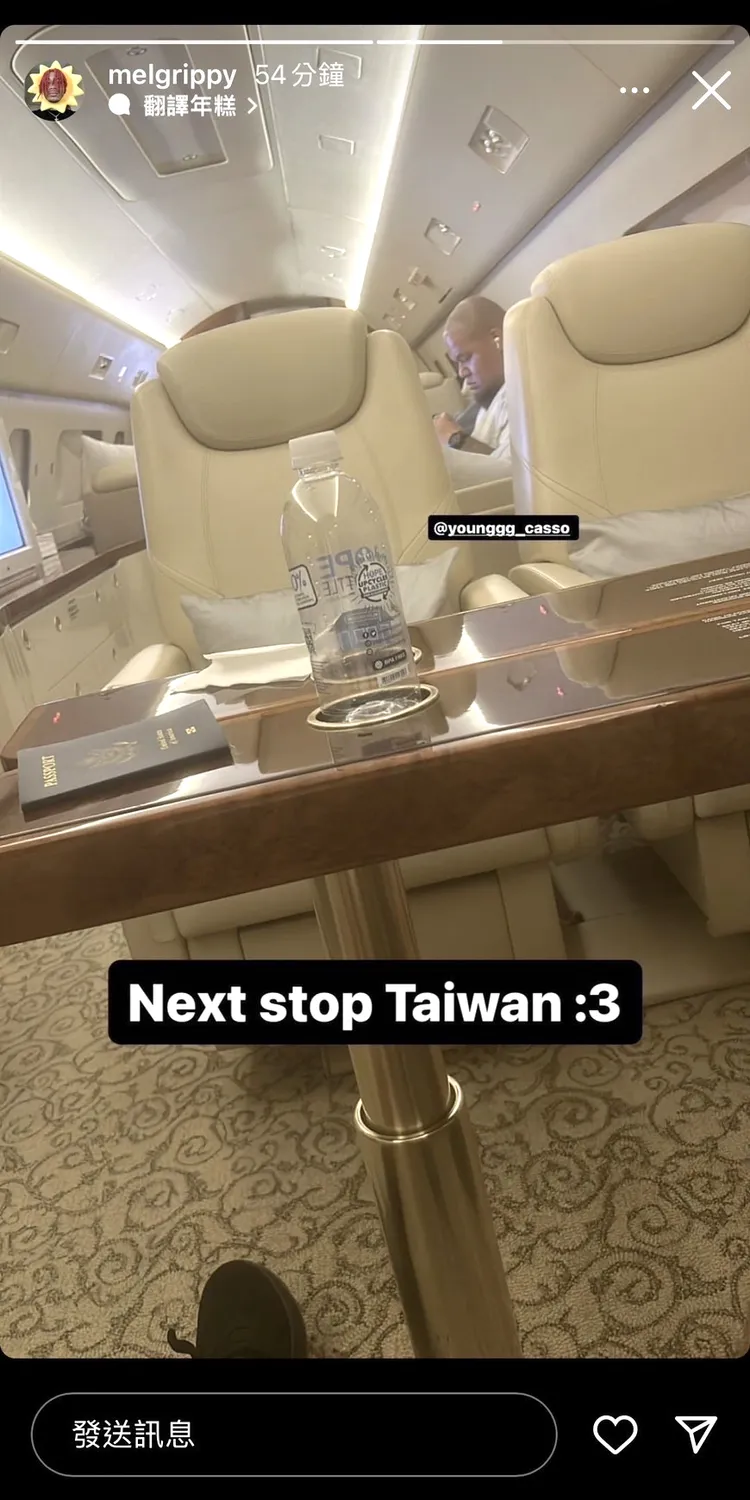 美國饒舌巨星馬龍Post Malone，和隨行工作人員搭乘私人專機抵台。翻攝melgrippy IG