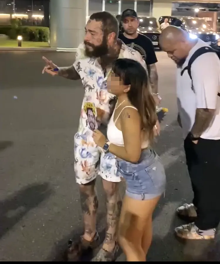 女粉絲手拿自製的Post Malone頭像應援物，開心和偶像馬龍合照。讀者提供