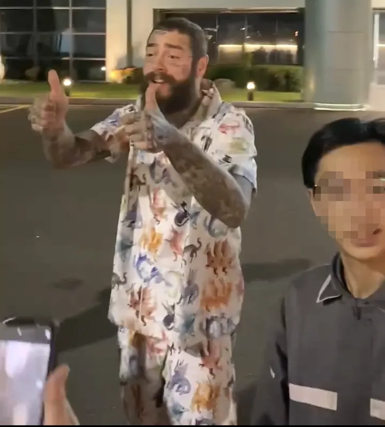 美國饒舌嘻哈巨星馬龍Post Malone，簽名、合照結束後，在機場外對粉絲們開心比讚。讀者提供
