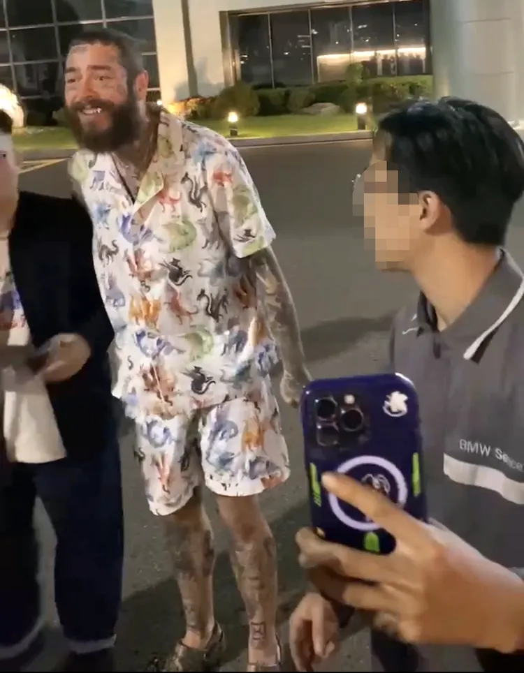 美國嘻哈歌手Post Malone（左）和粉絲道別後，準備搭保母車回遠東飯店。讀者提供