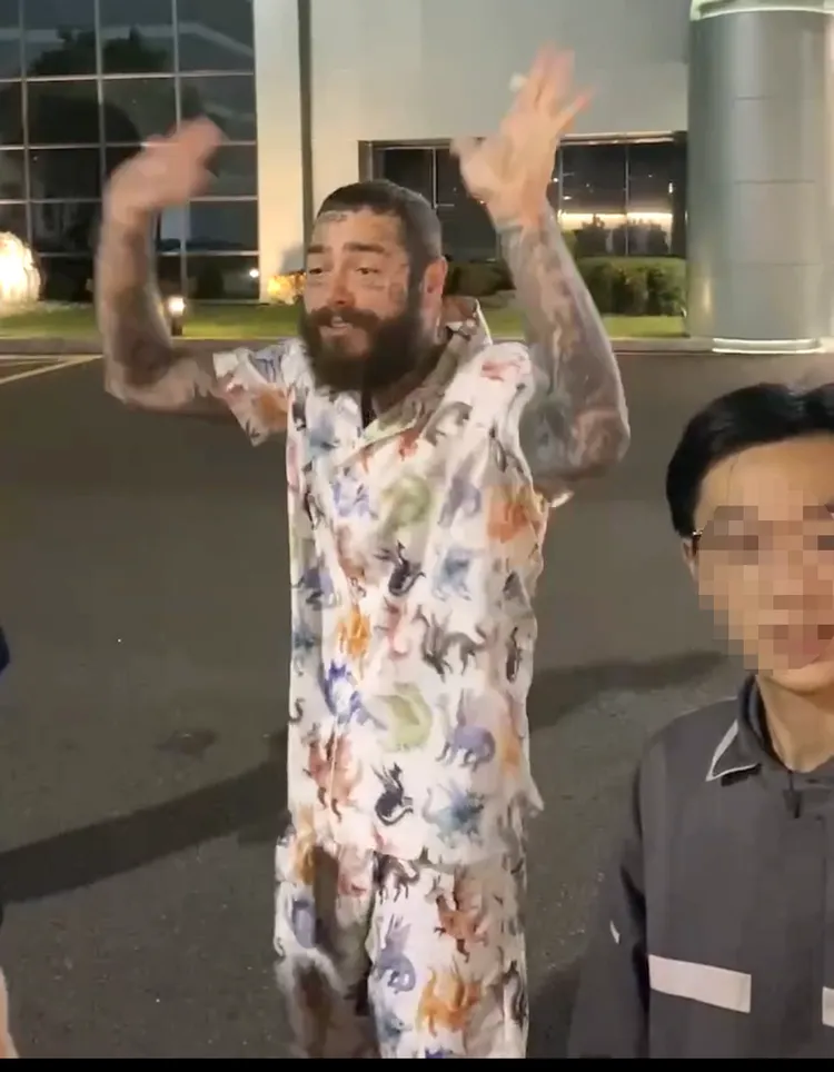 美國饒舌巨星Post Malone在松山機場長榮商務中心外，與粉絲們揮手道別。讀者提供