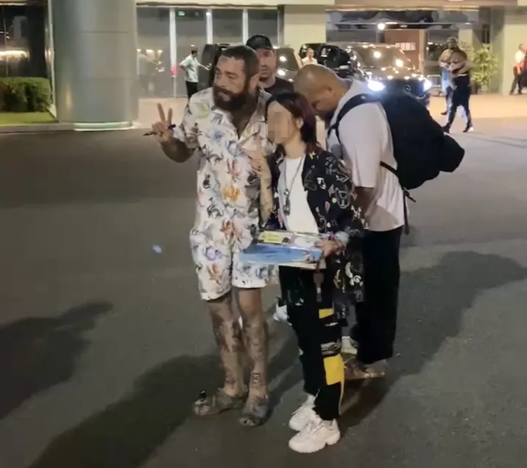 美國饒舌巨星Post Malone，拿著筆開心比YA跟粉絲合照。讀者提供