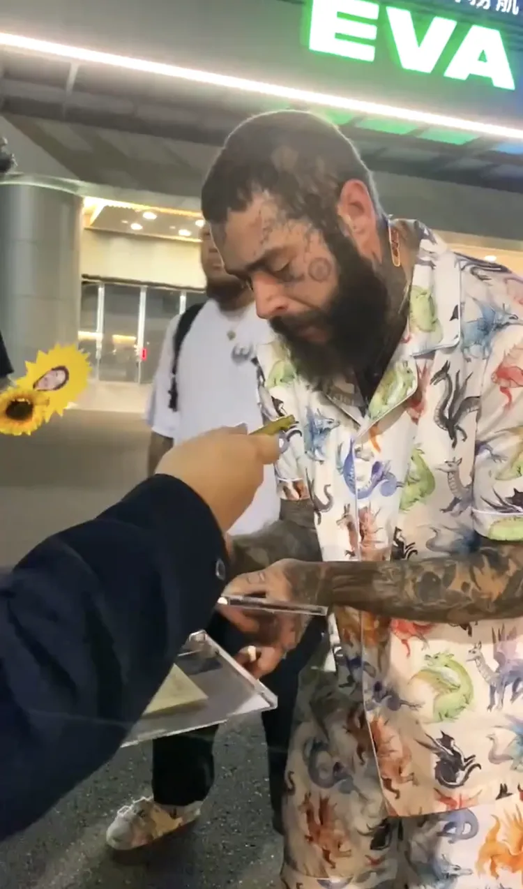 美國饒舌巨星Post Malone在機場外，逐一幫粉絲簽唱片。讀者提供