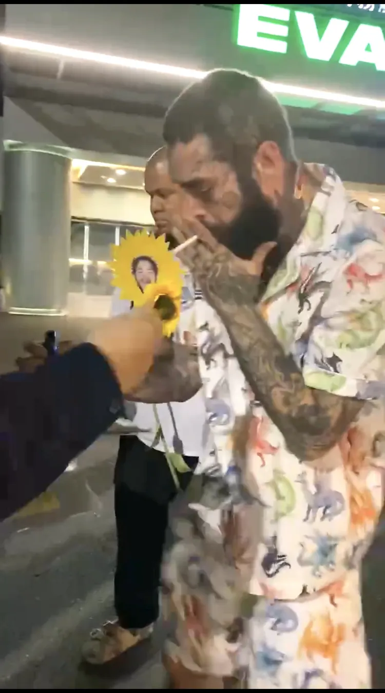 美國饒舌巨星馬龍Post Malone叼著菸寵粉邊簽名。讀者提供