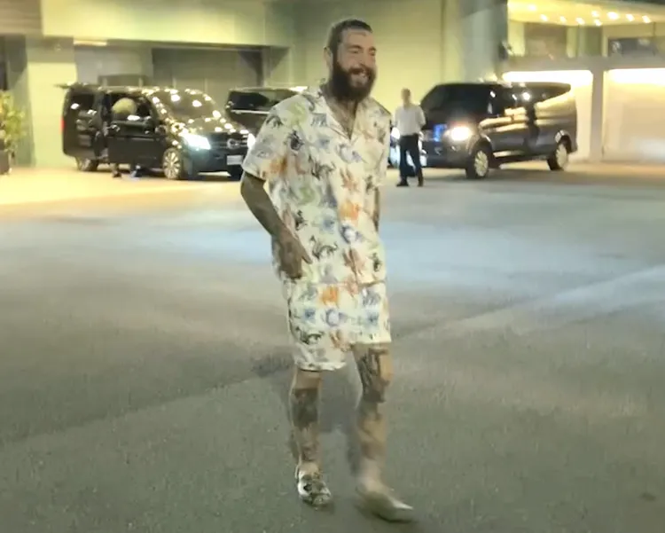 美國嘻哈歌手巨星馬龍Post Malone專機抵台，從長榮商務中心步出走向粉絲。讀者提供