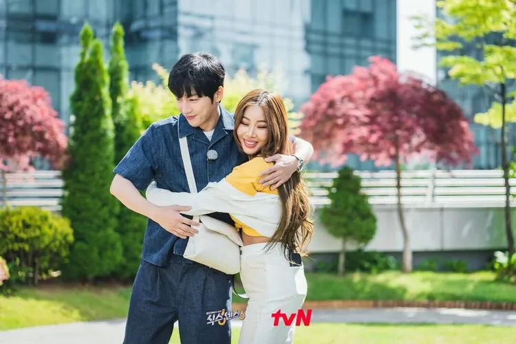 李相燁（左）、Jessi主持《第六感》時被送作堆。翻攝tvN