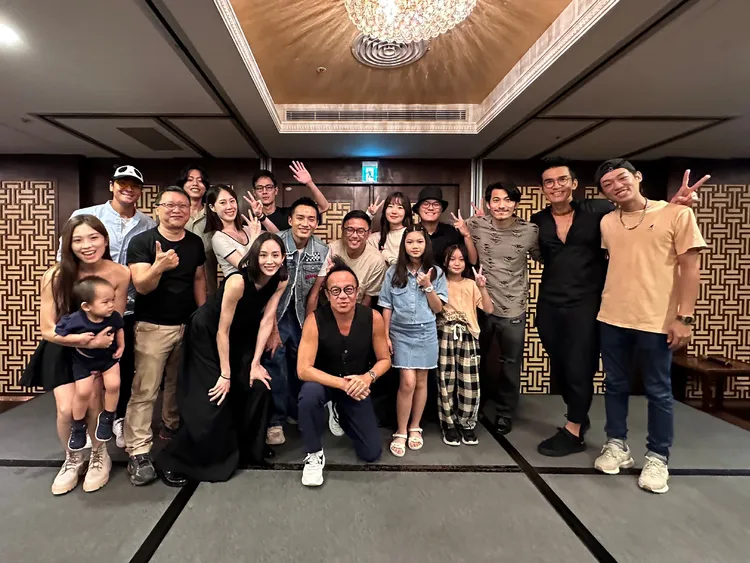 神秘卡司黃大煒（中）首度曝光，新住民網紅阮秋姮（左一）、 蔡亘晏（左三）與馬來西亞男星陳澤耀（左四）首度現身。公視提供